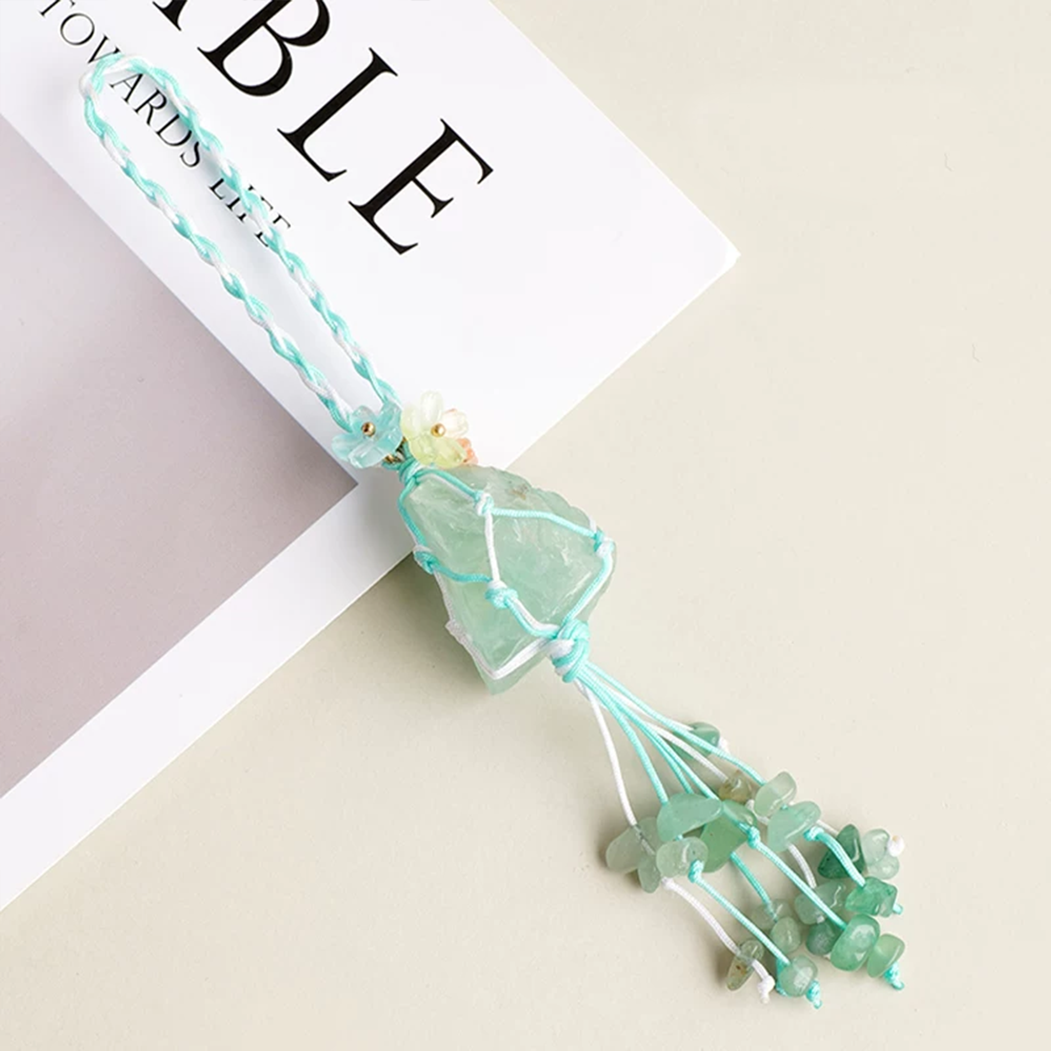 Der Energiebegleiter | Handgewebter Makramee-Kristallanhänger für Handy, Rucksack & Tasche